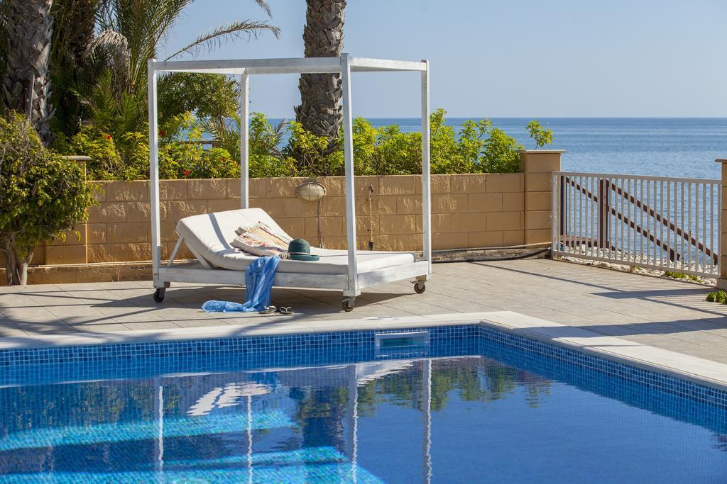 Meneou Beachfront Villa Sunset Перволія Номер фото