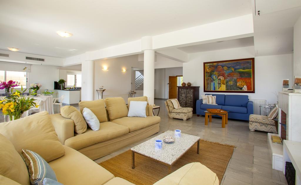 Meneou Beachfront Villa Sunset Перволія Номер фото