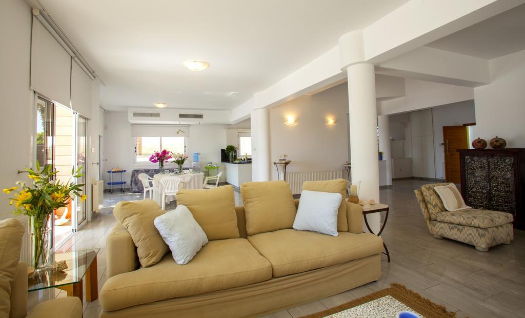 Meneou Beachfront Villa Sunset Перволія Номер фото
