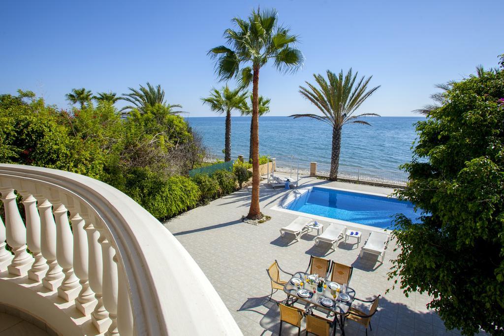 Meneou Beachfront Villa Sunset Перволія Номер фото