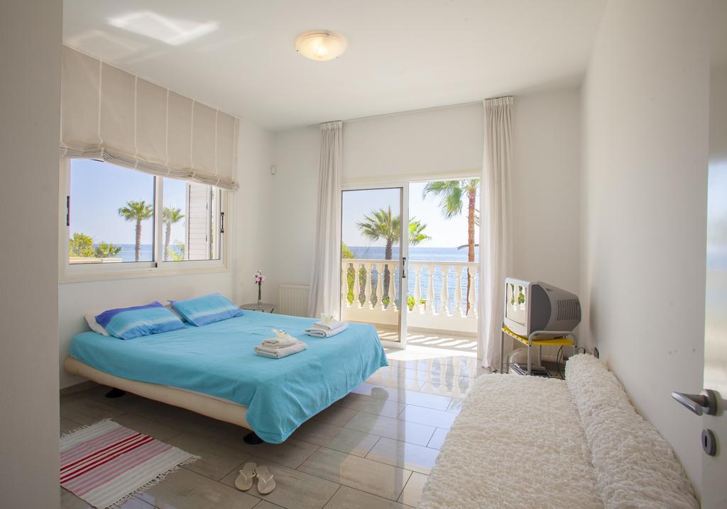 Meneou Beachfront Villa Sunset Перволія Номер фото