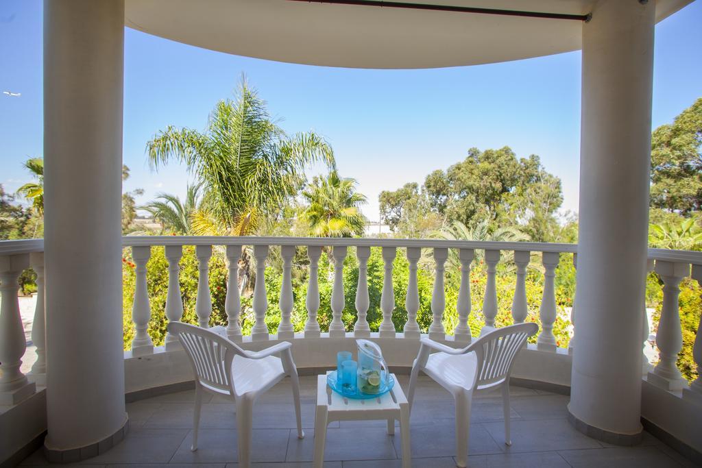 Meneou Beachfront Villa Sunset Перволія Номер фото