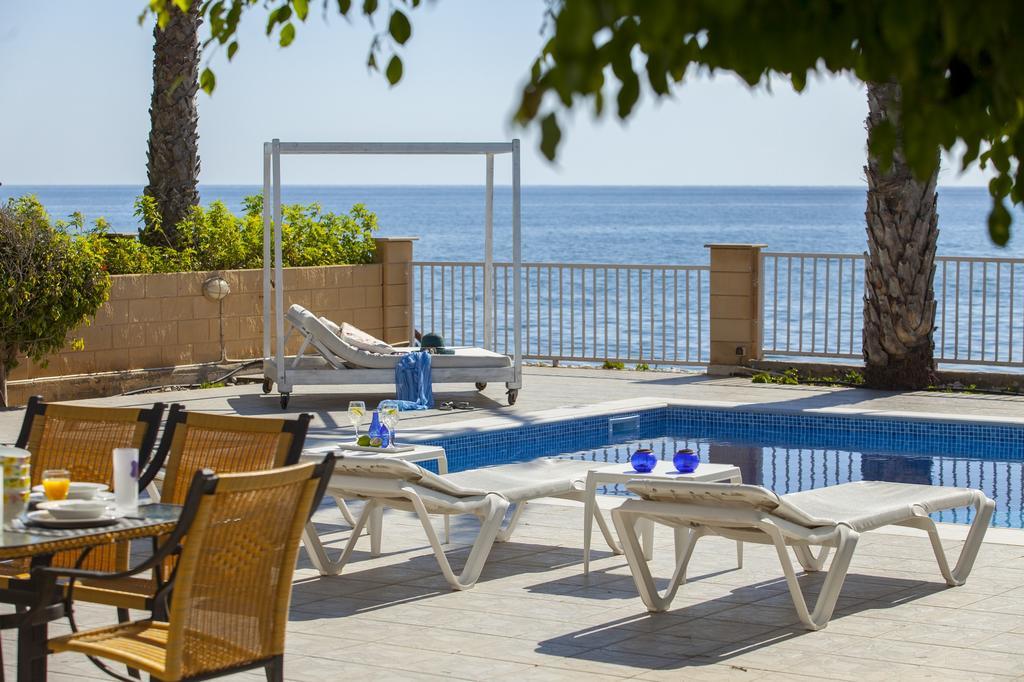 Meneou Beachfront Villa Sunset Перволія Номер фото