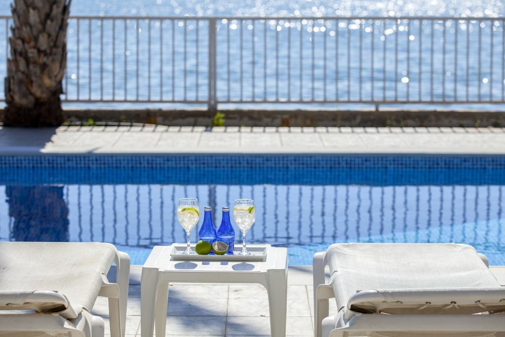 Meneou Beachfront Villa Sunset Перволія Номер фото