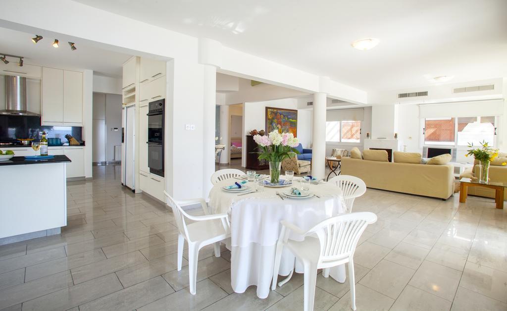 Meneou Beachfront Villa Sunset Перволія Номер фото