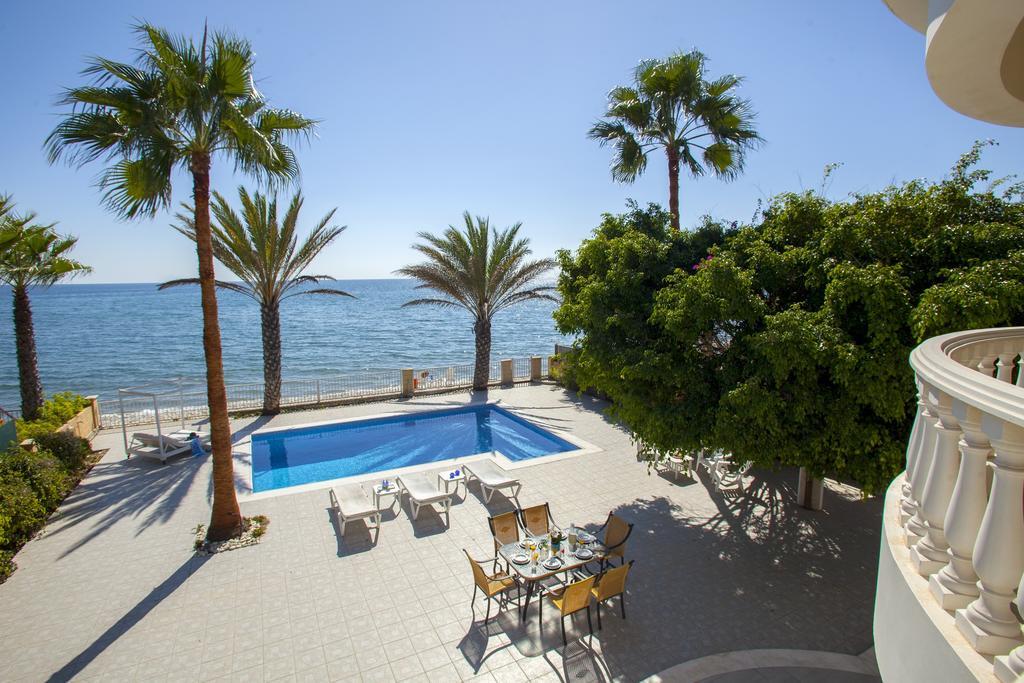 Meneou Beachfront Villa Sunset Перволія Номер фото
