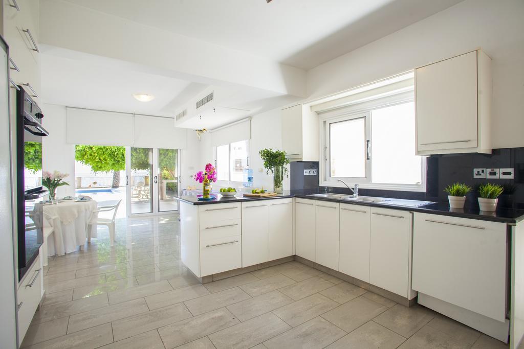 Meneou Beachfront Villa Sunset Перволія Номер фото