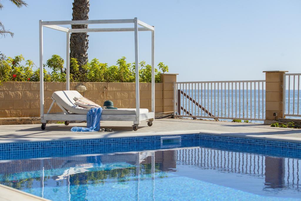 Meneou Beachfront Villa Sunset Перволія Номер фото