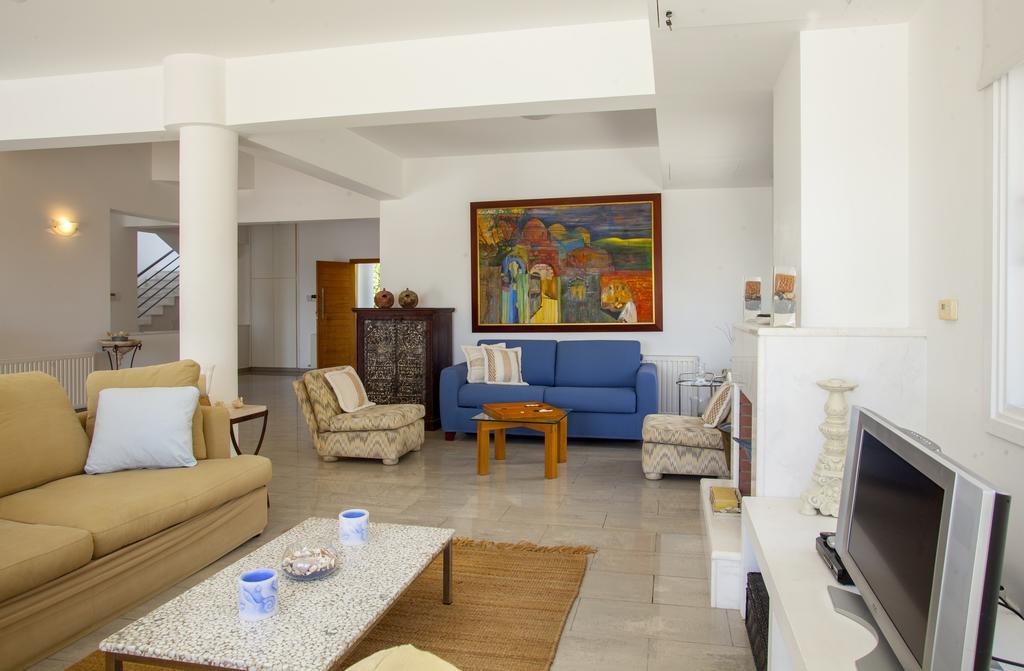 Meneou Beachfront Villa Sunset Перволія Номер фото