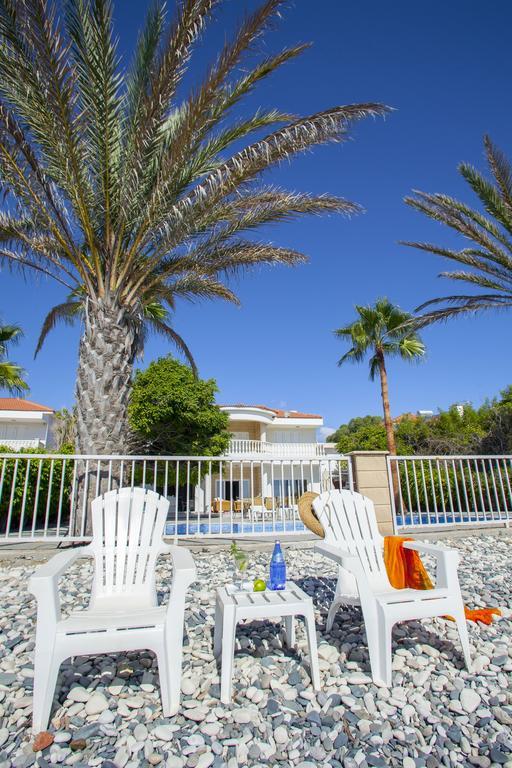 Meneou Beachfront Villa Sunset Перволія Номер фото