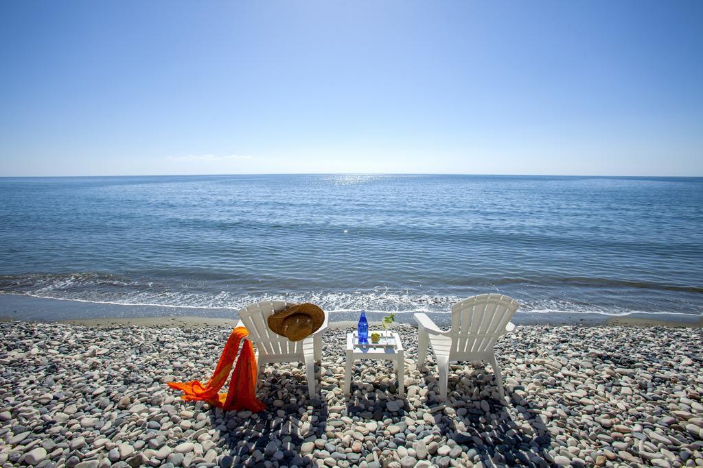 Meneou Beachfront Villa Sunset Перволія Номер фото