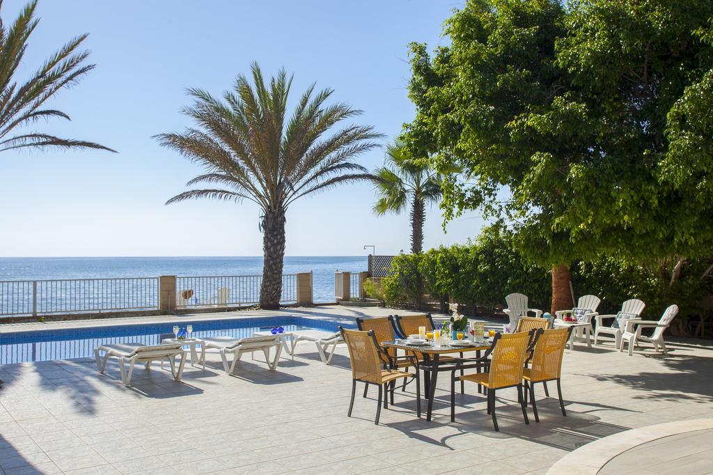 Meneou Beachfront Villa Sunset Перволія Номер фото