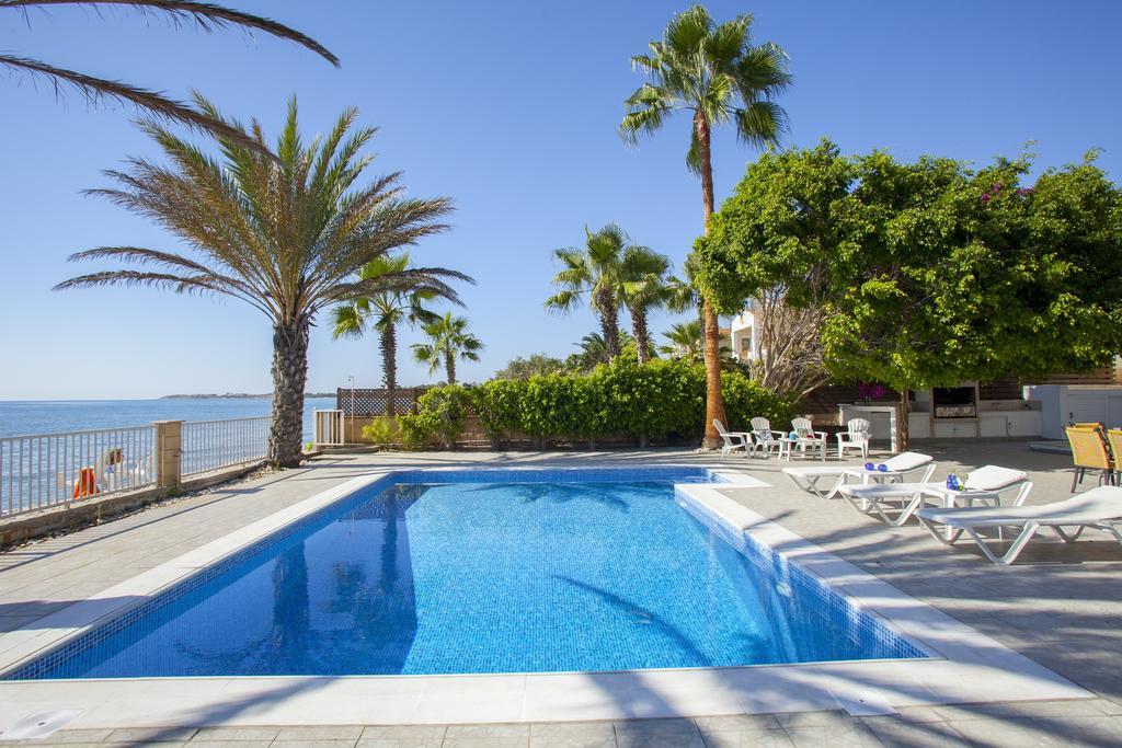 Meneou Beachfront Villa Sunset Перволія Номер фото
