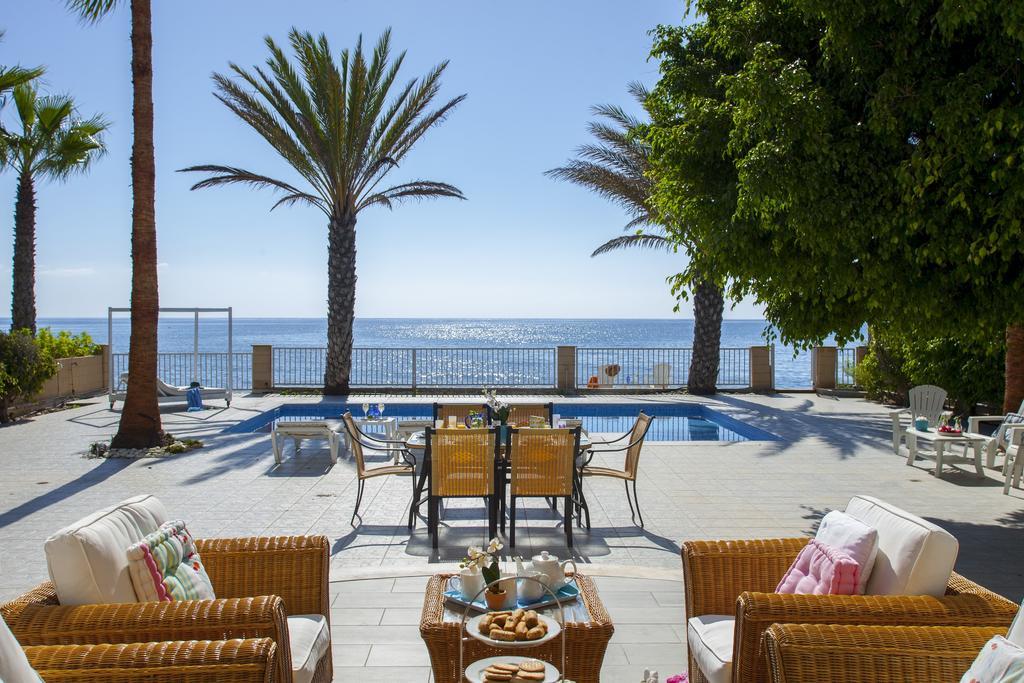 Meneou Beachfront Villa Sunset Перволія Номер фото