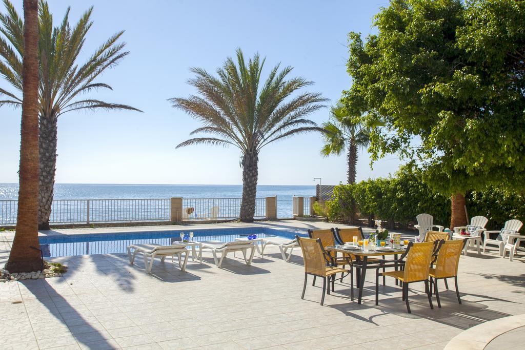 Meneou Beachfront Villa Sunset Перволія Номер фото