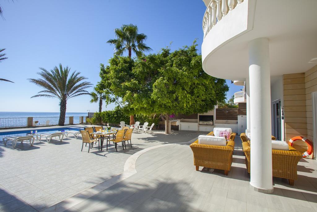 Meneou Beachfront Villa Sunset Перволія Номер фото