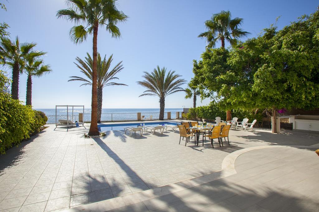 Meneou Beachfront Villa Sunset Перволія Номер фото