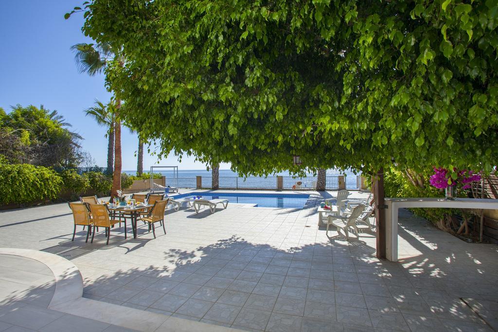 Meneou Beachfront Villa Sunset Перволія Номер фото