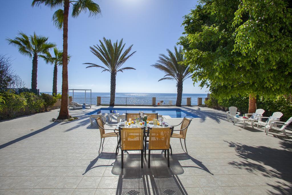 Meneou Beachfront Villa Sunset Перволія Номер фото