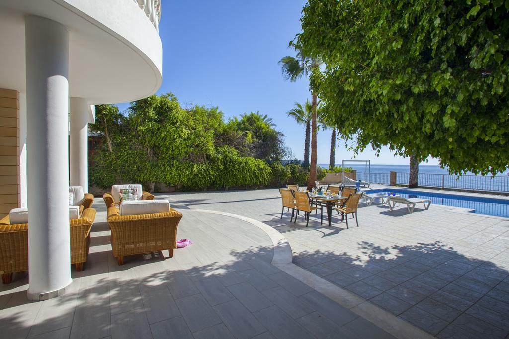Meneou Beachfront Villa Sunset Перволія Номер фото